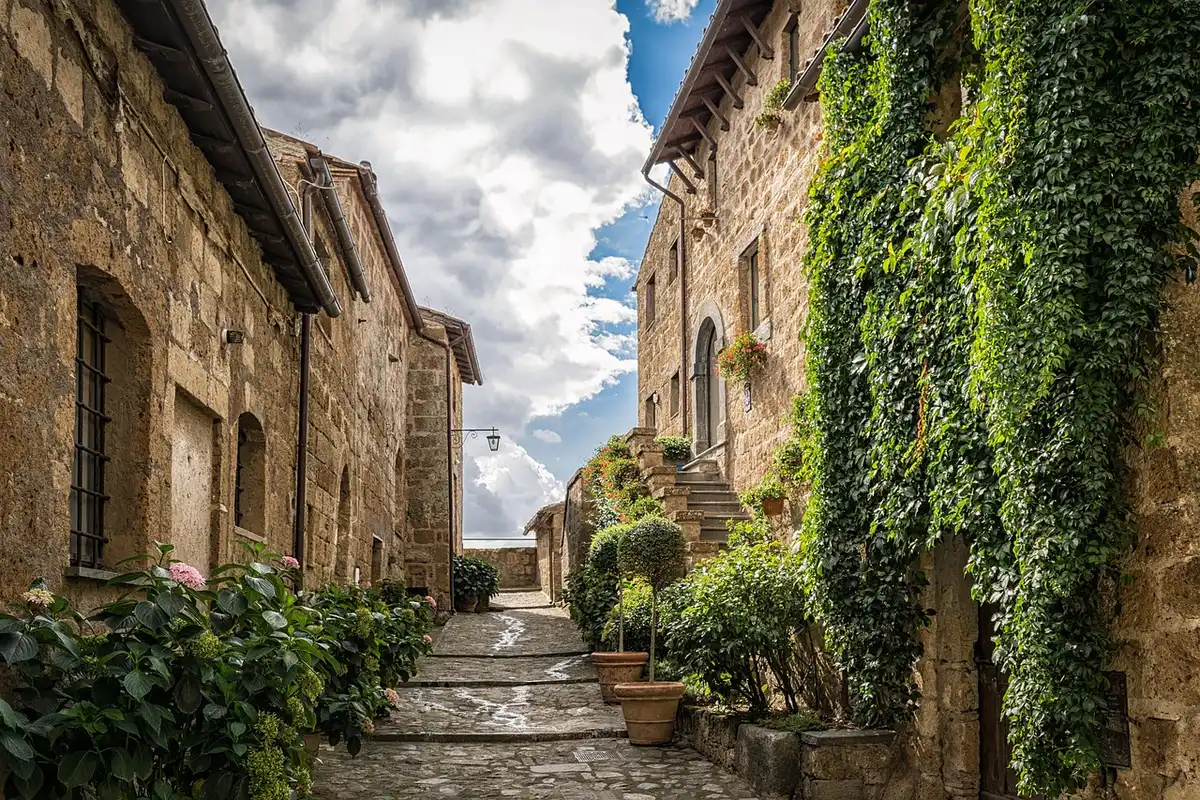Façades en pierre de Sainte-Enimie le long du Tarn