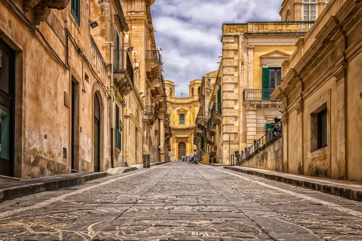 Façades colorées de la vieille ville de Menton et ruelle ensoleillée