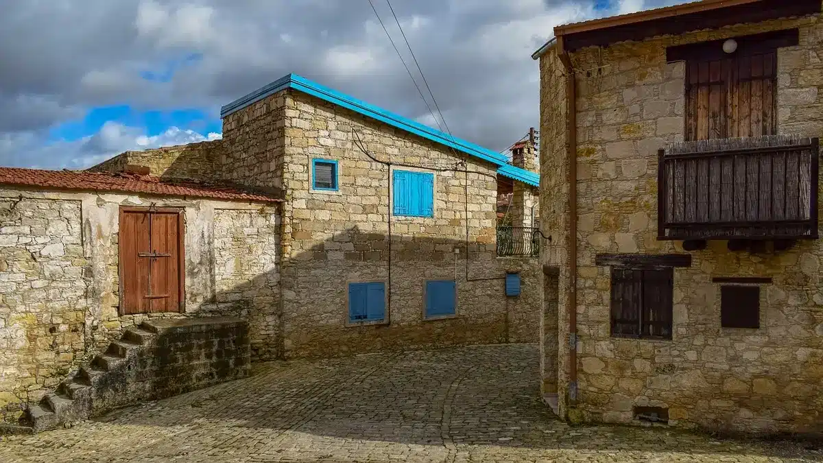 Ruelles pavées d'Èze et vues sur la mer depuis le village perché