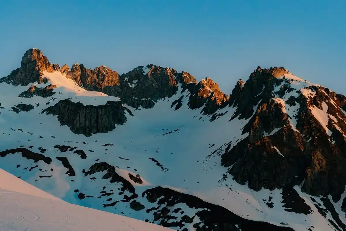 Crêtes montagneuses avec panorama depuis un sommet de Madère