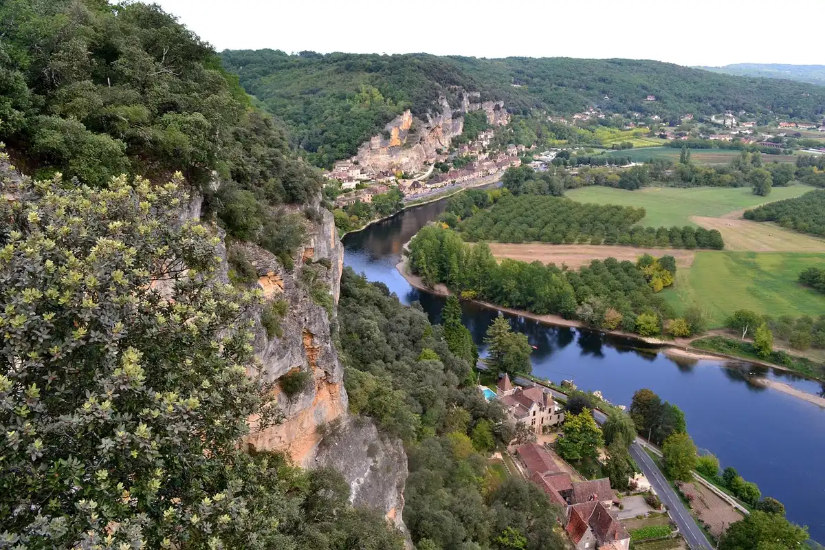 Panorama de falaises et toits de village en bord de mer normand