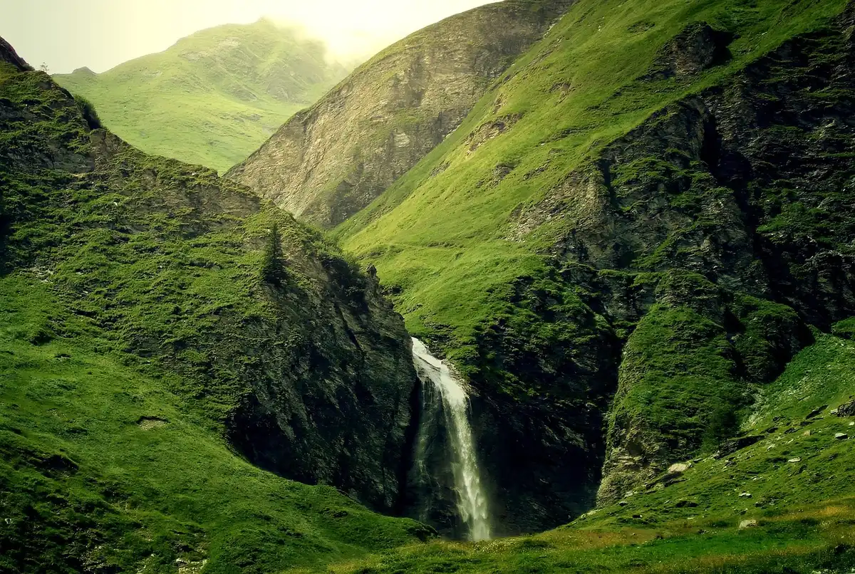 Sentier le long des cascades du Hérisson au cœur de la vallée
