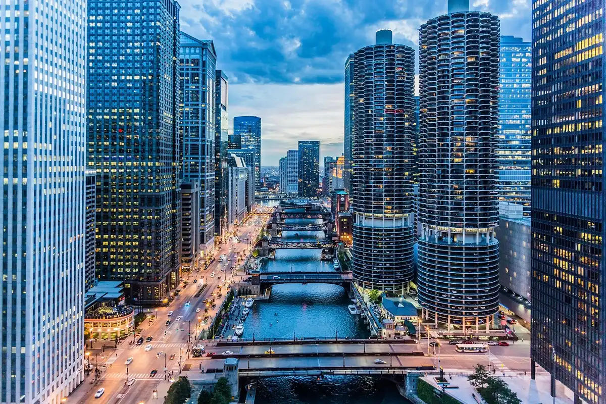 Piétons traversant un pont avec la skyline en arrière-plan