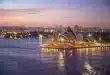 Promeneur anonyme sur un quai avec skyline et pont en arrière-plan, vue claire