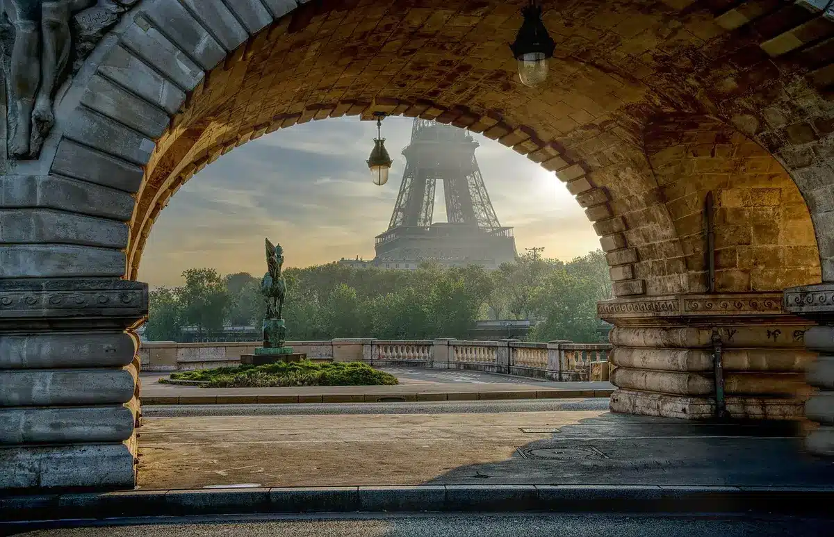 File et visiteurs tôt le matin sous une lumière douce près de la tour Eiffel