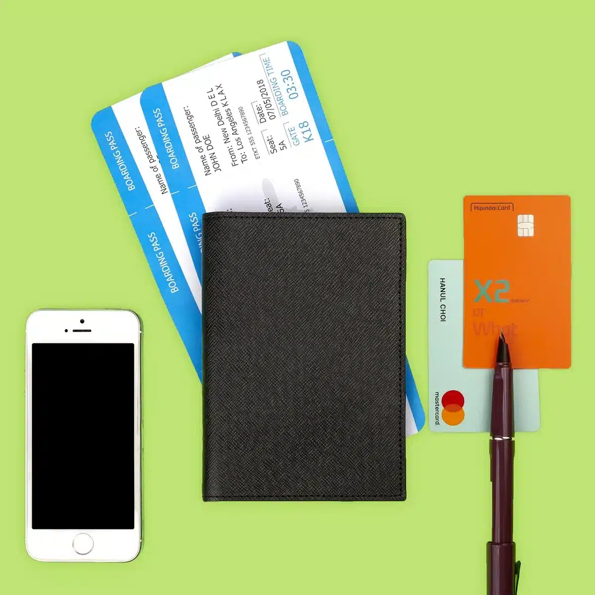 Parent vérifiant passeports et documents de voyage avant le départ