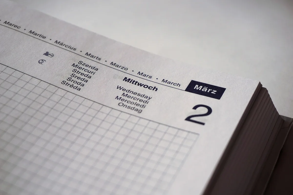 Propriétaire notant les jours d'occupation sur un calendrier pour calculer le coût par jour