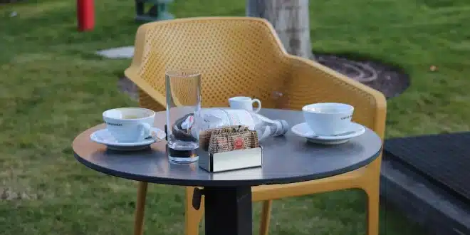 Voyageurs anonymes regardant une carte et des billets sur une table en terrasse