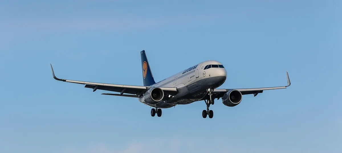 Passager appliquant un patch nicotinique à son bras dans un siège d'avion