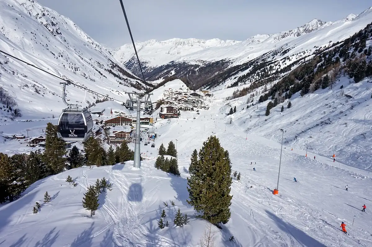 Pistes de haute altitude et glacier sous un ciel dégagé