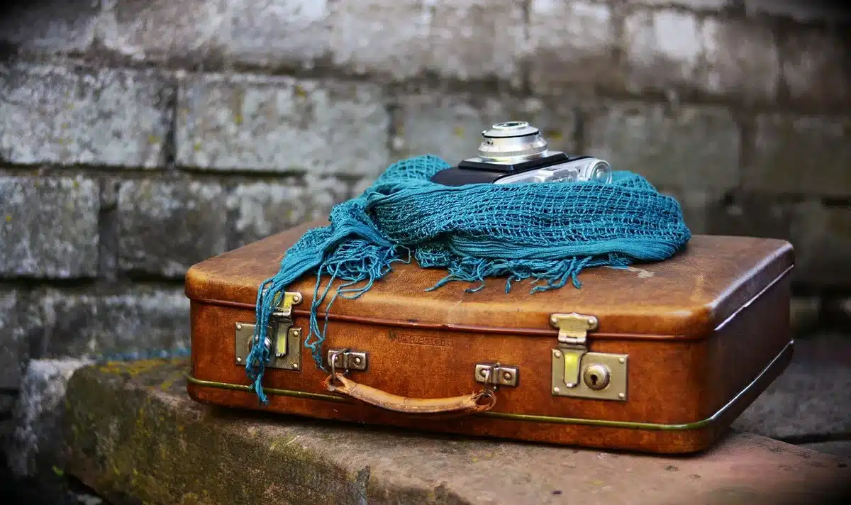 Valise ouverte avec checklist de voyage et documents pour une croisière