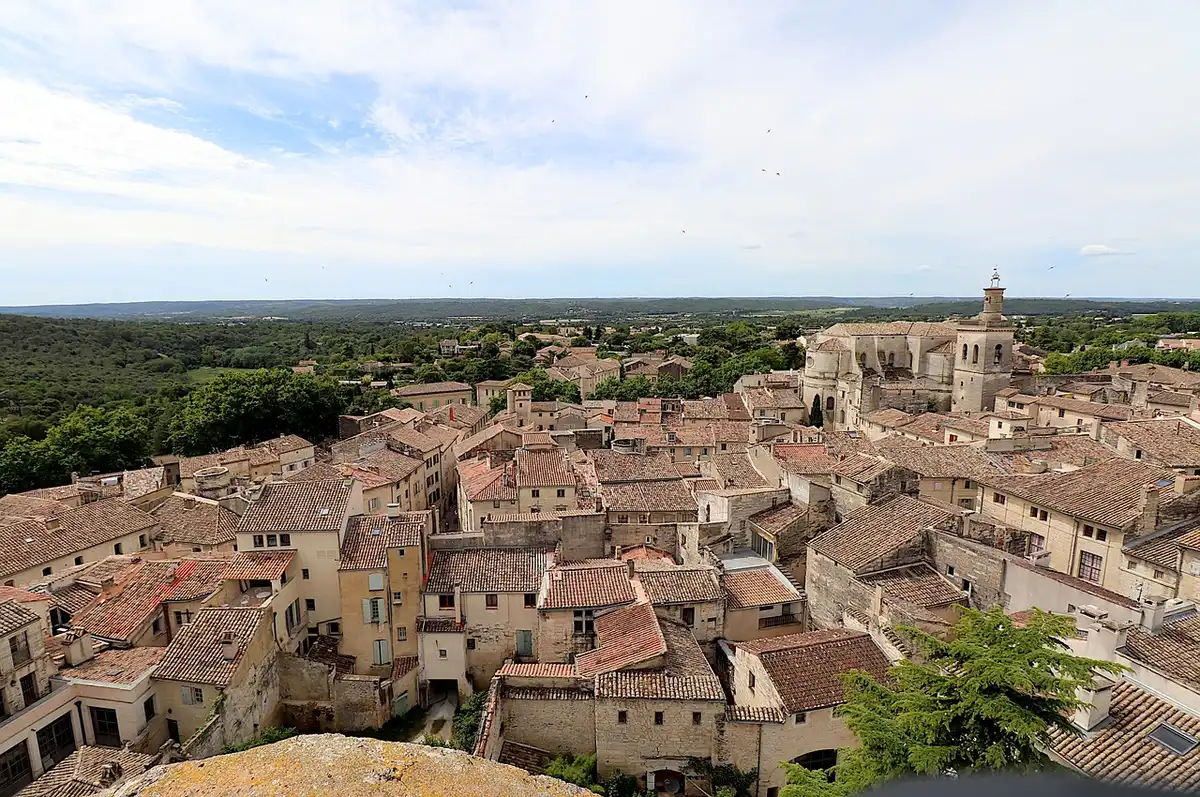 Village provençal au printemps avec marché et maisons en pierre