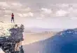 Vue diurne depuis la fenêtre d'un van sur une route de campagne et falaises au loin