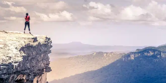 Vue diurne depuis la fenêtre d'un van sur une route de campagne et falaises au loin
