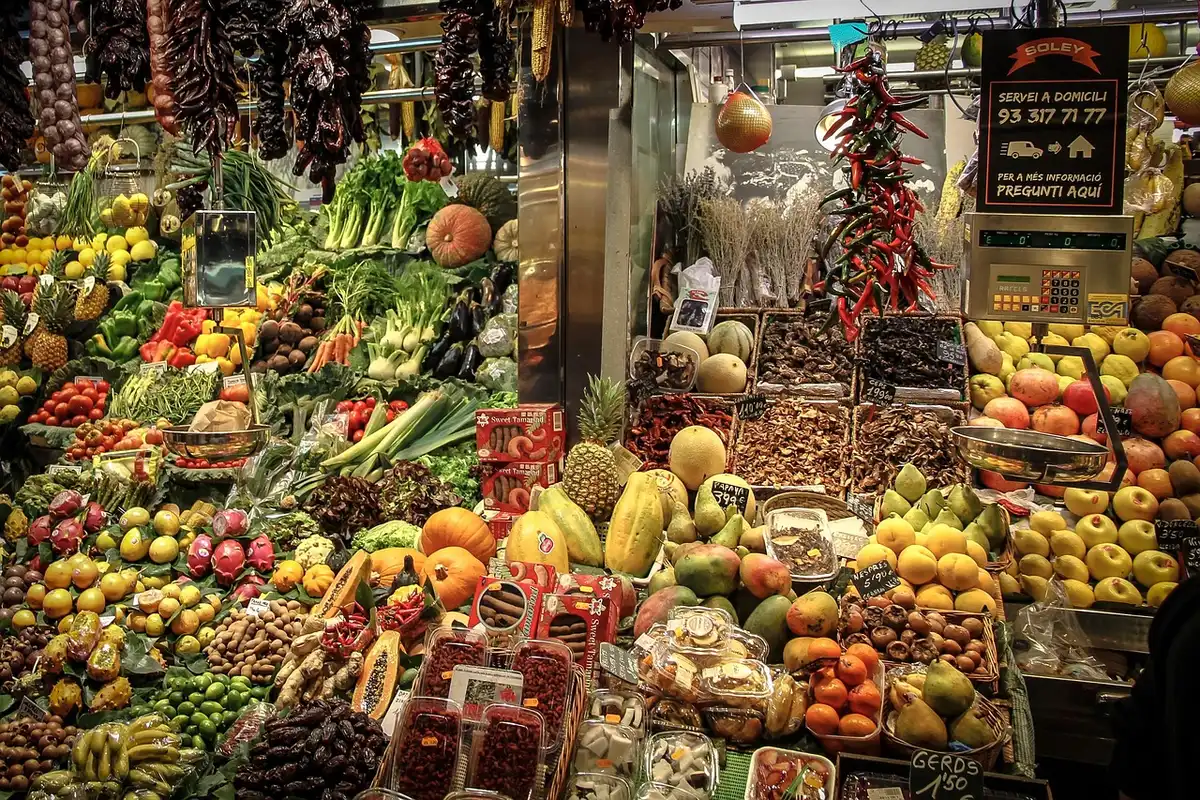 Étal de marché animé au Marché By en journée avec visiteurs anonymes