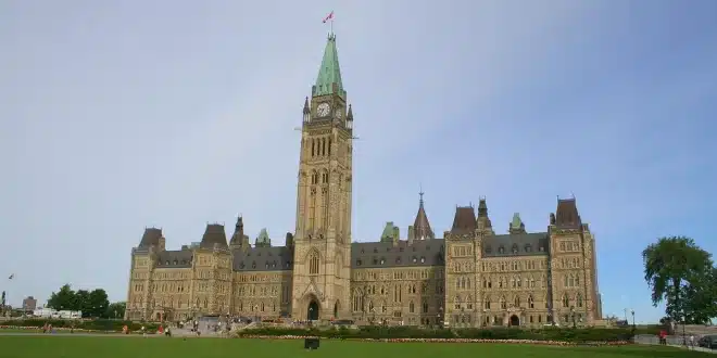 Vue diurne d'une promenade menant à des bâtiments officiels d'Ottawa, visiteurs anonymes