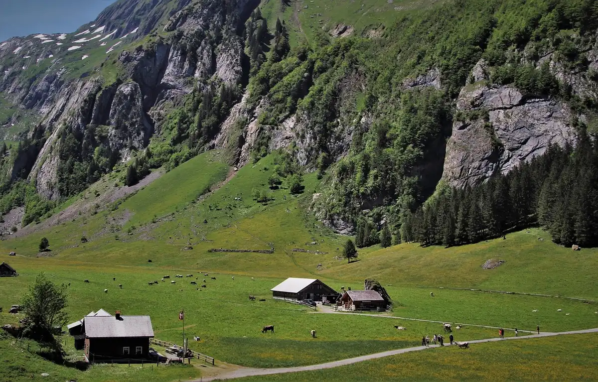 Village de montagne et ruelles menant vers les sommets