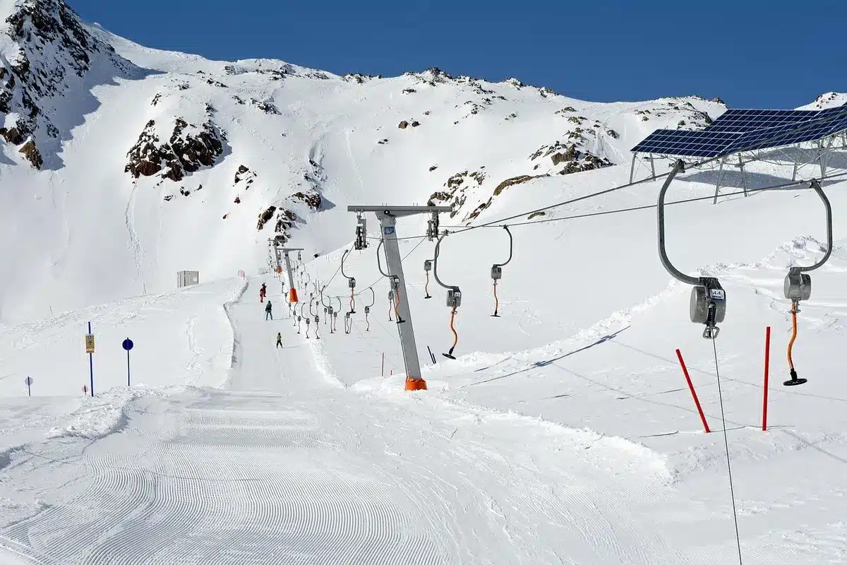 Espace jeux pour enfants dans une résidence de montagne