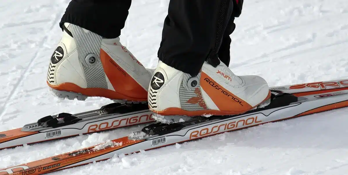 Chaussures de ski et vêtements qui sèchent dans une cuisine d'appartement de montagne