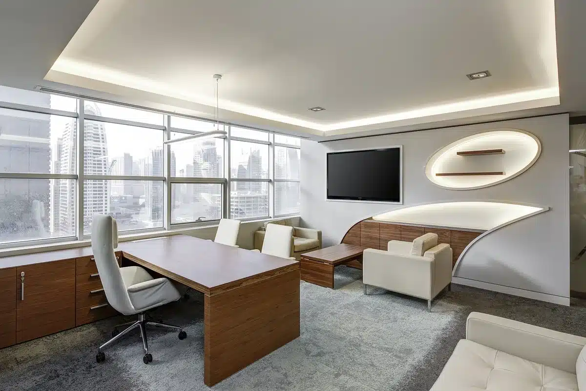Aménagement intérieur d'un van avec rangements et réservoir d'eau