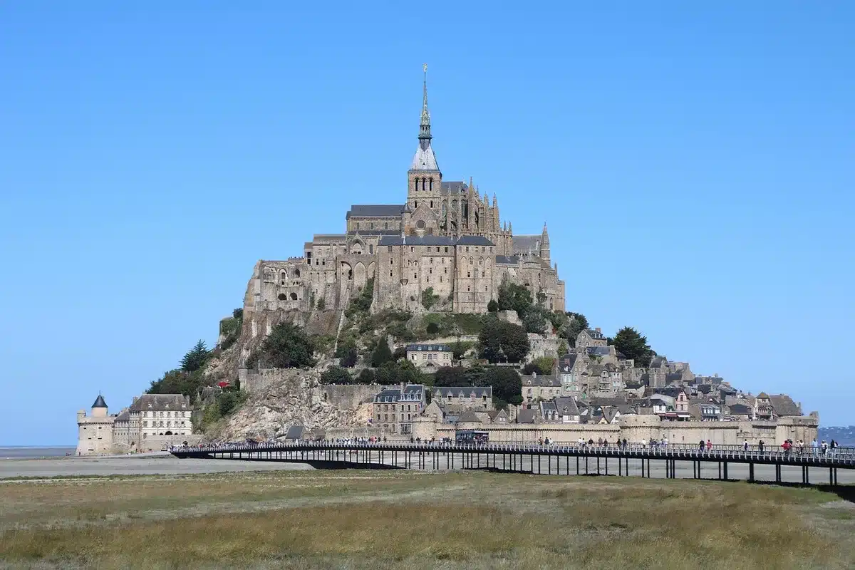 Le Mont‑Saint‑Michel vu depuis la baie avec l'estran