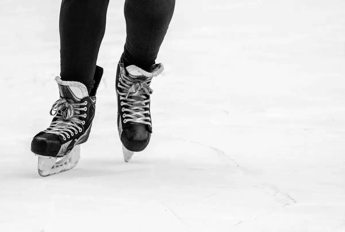 Patinage de jour sur un large canal gelé avec skateurs en mouvement