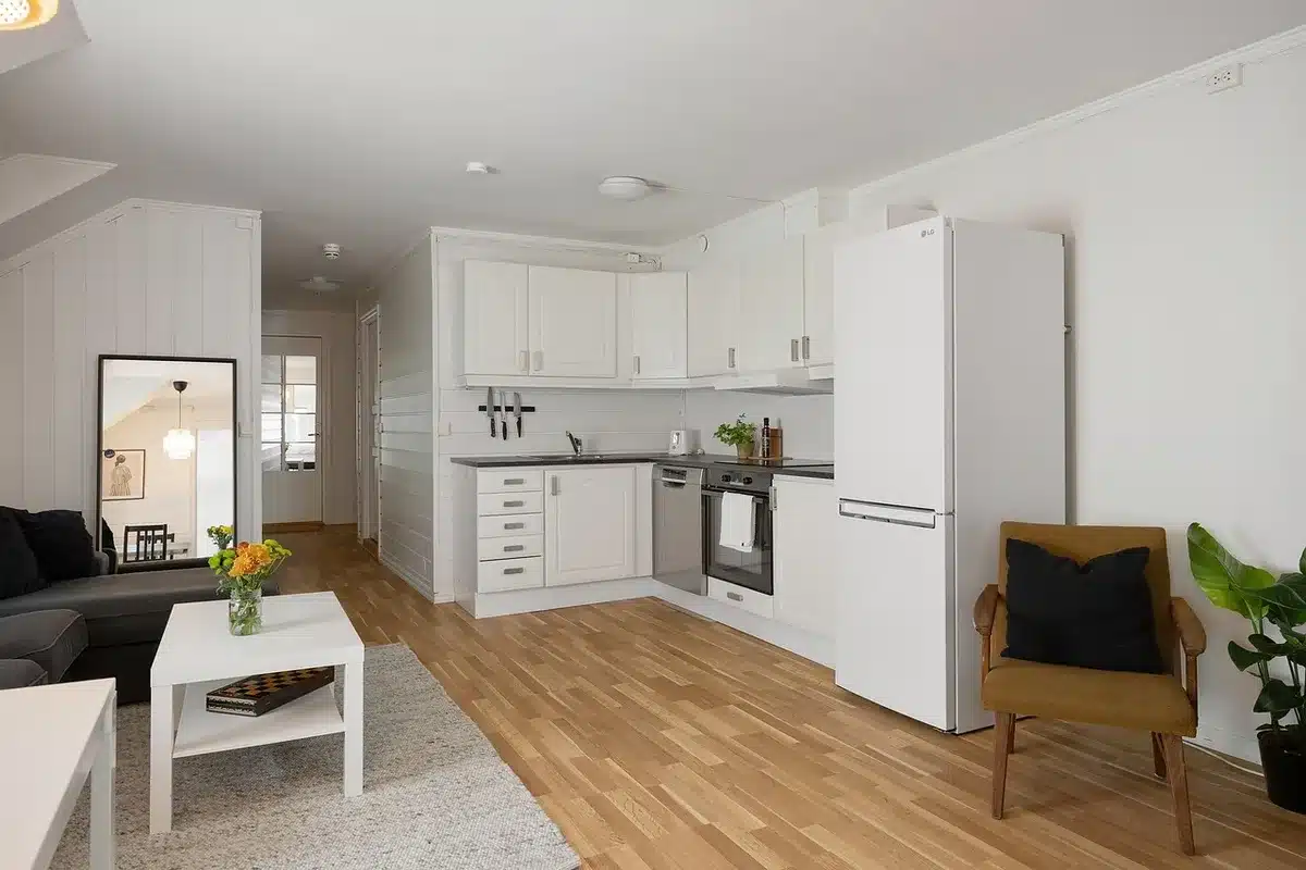 Intérieur d'un appartement de montagne avec coin cuisine et salon familial