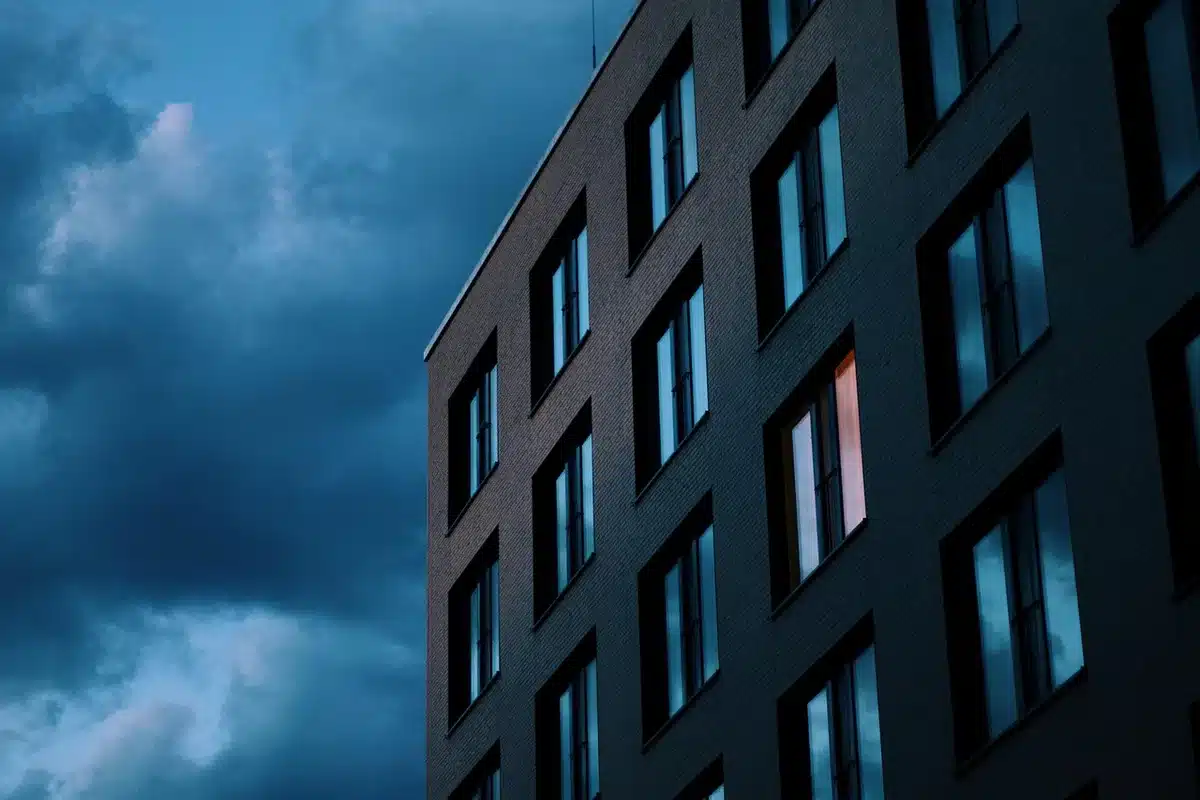 Lit bébé pliant installé dans une chambre d'appartement de vacances