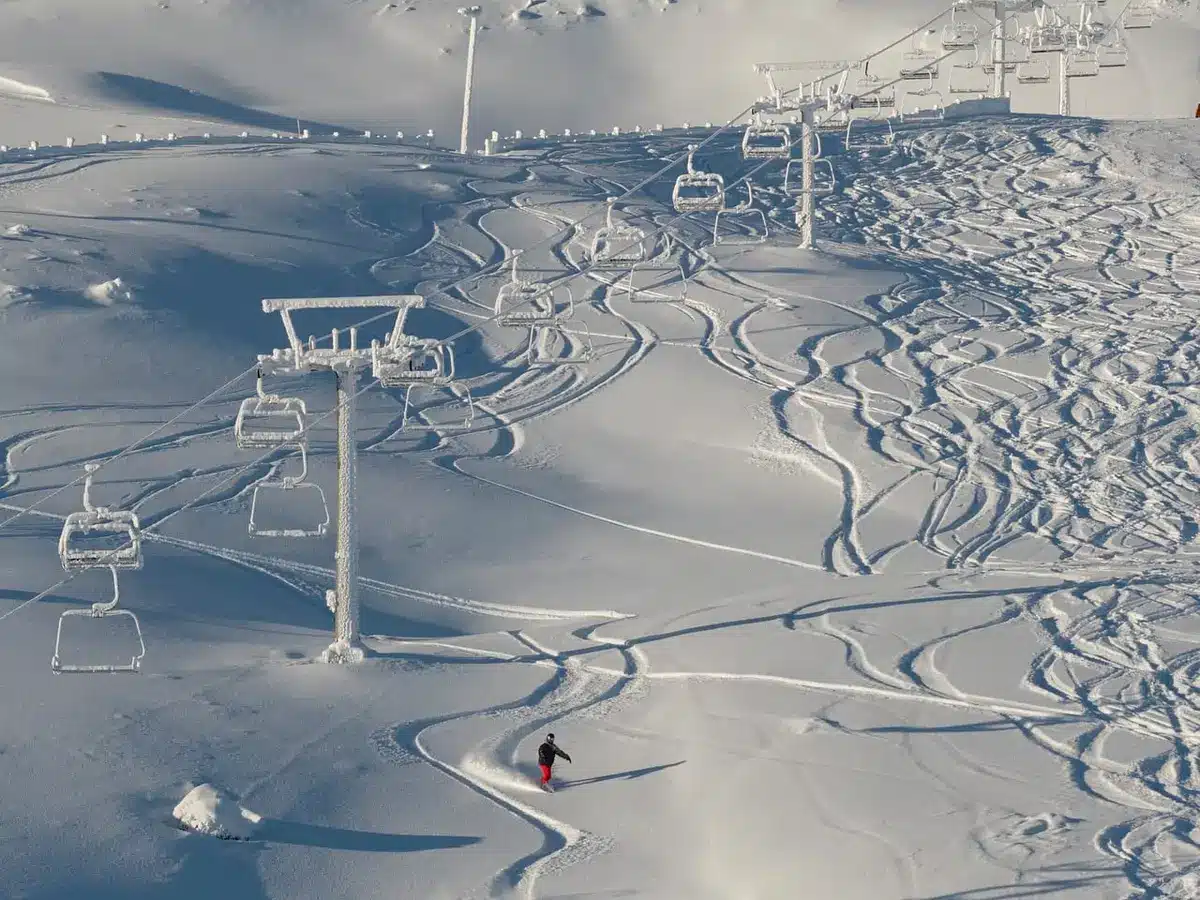 Local à skis sécurisé et parking accessible près d'un hébergement en montagne