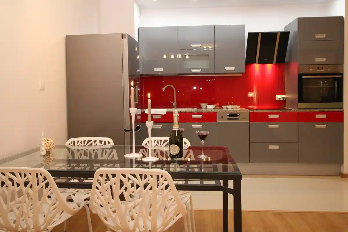 Coin cuisine bien équipé dans un appartement de vacances familial
