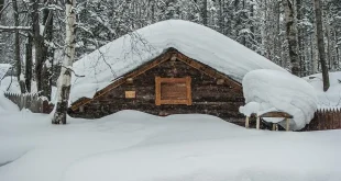 Famille anonyme quittant un chalet enneigé avec luges et sacs, vue sur la station
