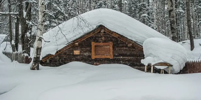 Famille anonyme quittant un chalet enneigé avec luges et sacs, vue sur la station