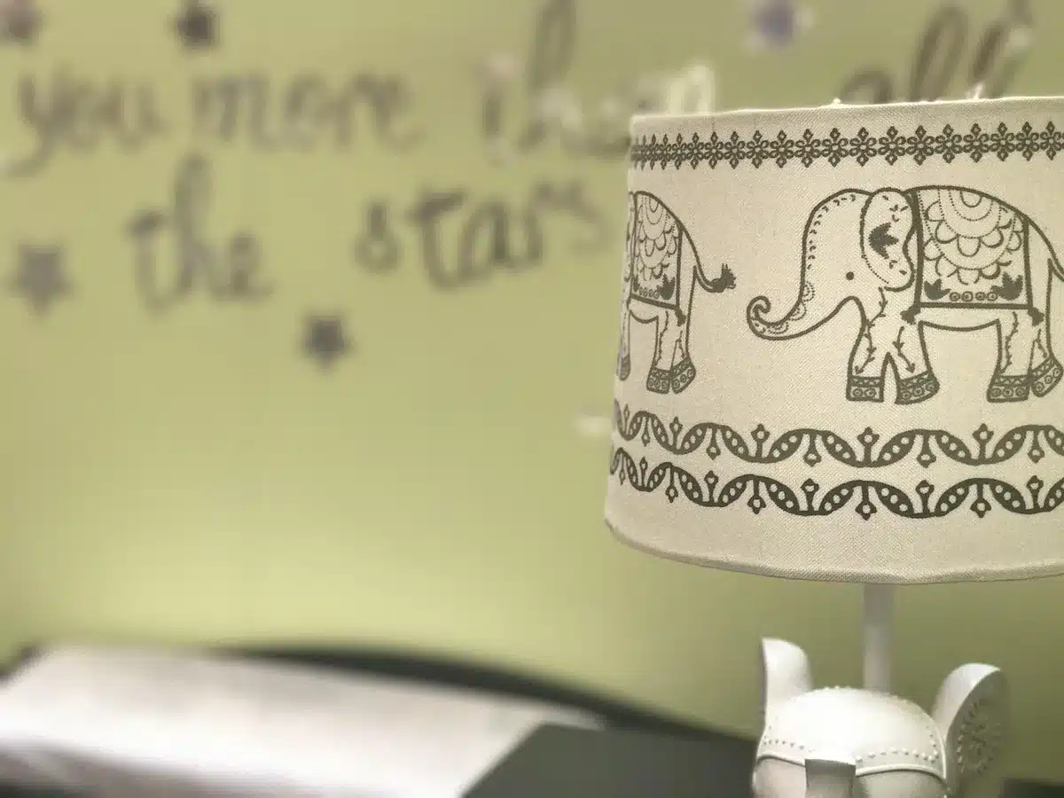 Lit bébé pliant installé dans une chambre d'hôtel lumineuse