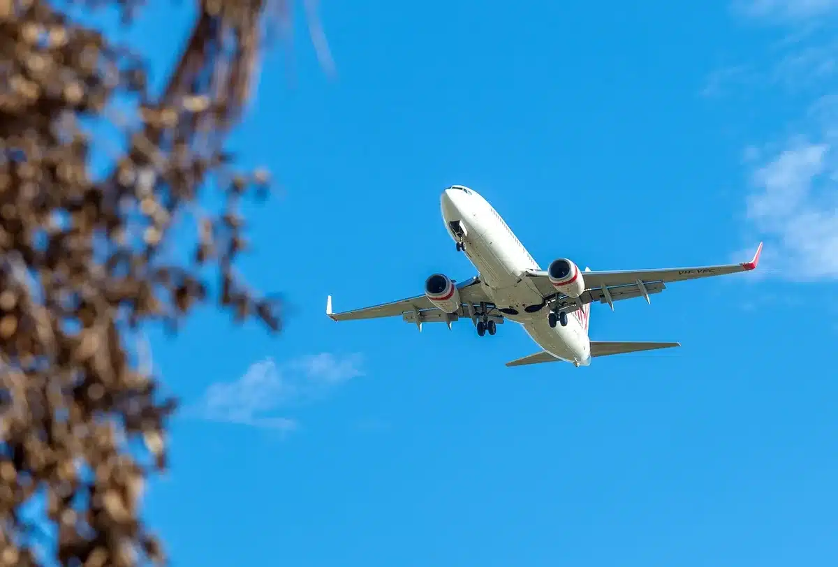 Passager tenant un bon repas à l'aéroport près de sièges d'attente