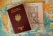 Briquet posé sur une table d'aéroport près d'un passeport et d'un billet, lumière du jour