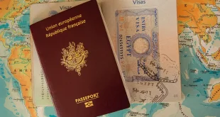 Briquet posé sur une table d'aéroport près d'un passeport et d'un billet, lumière du jour