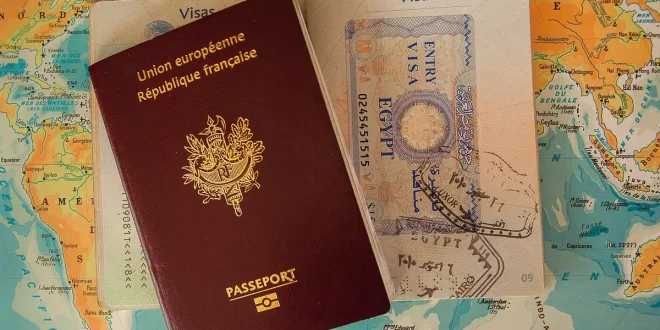 Briquet posé sur une table d'aéroport près d'un passeport et d'un billet, lumière du jour