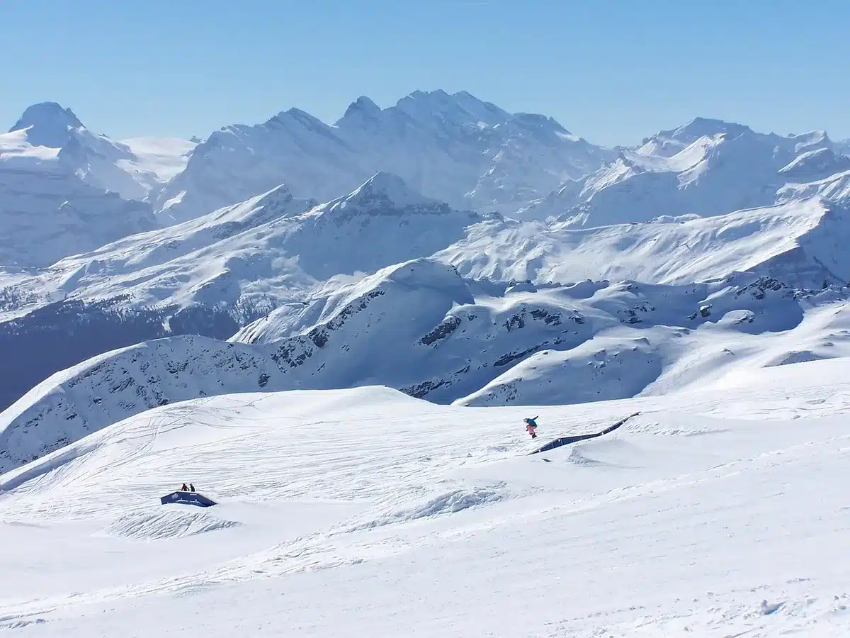 Navette et accès routier vers les remontées mécaniques près d'un hôtel à la montagne