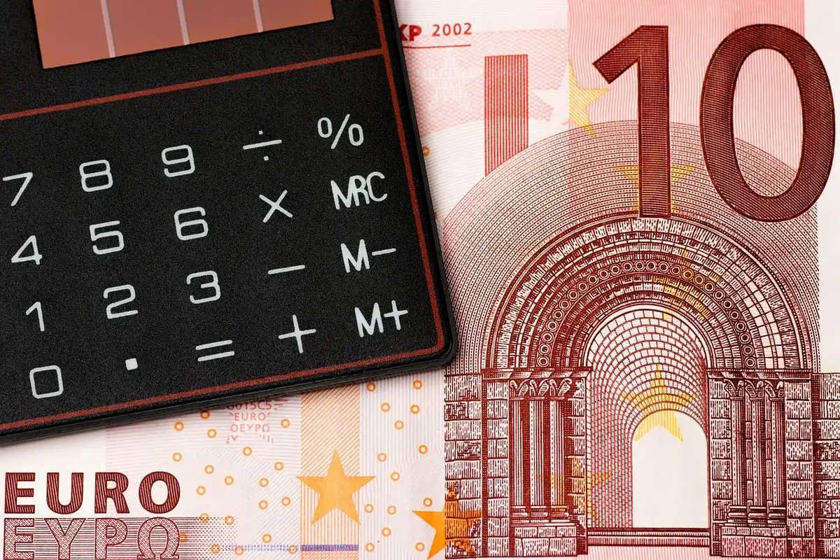 Calculatrice et budget de voyage sur une table
