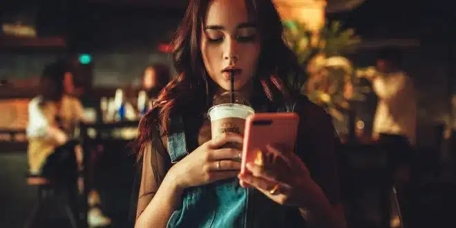 Mains tenant un passeport face cachée sur une table de café avec un billet d'avion