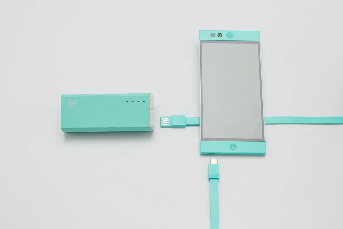 Plusieurs powerbanks posés côte à côte avec étiquettes de capacité