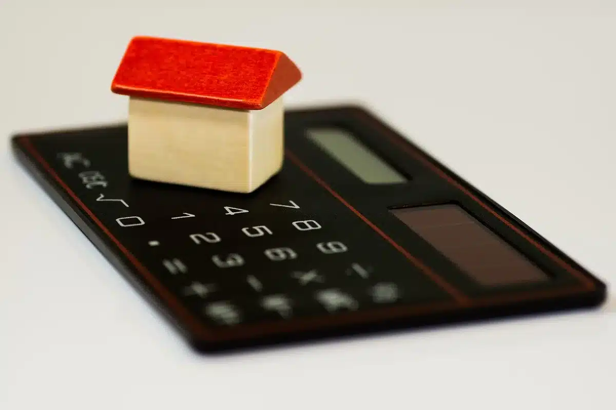Feuille de budget de voyage sur un ordinateur portable avec calculatrice