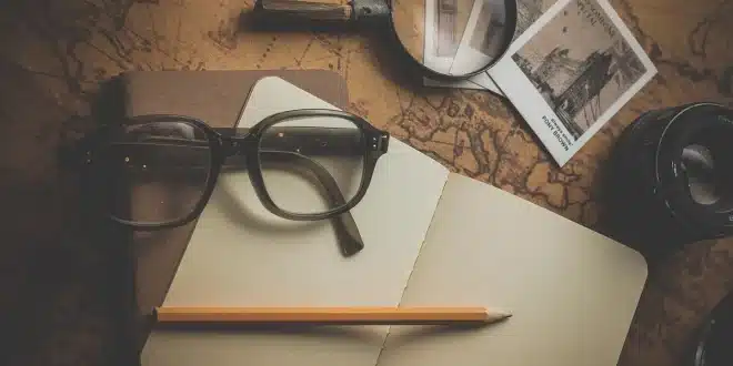 Bureau de voyage avec sac à dos, carnet et cartes pour préparer un tour du monde