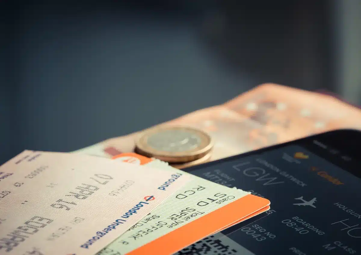 Smartphone affichant une carte d'embarquement posé à côté d'une batterie externe