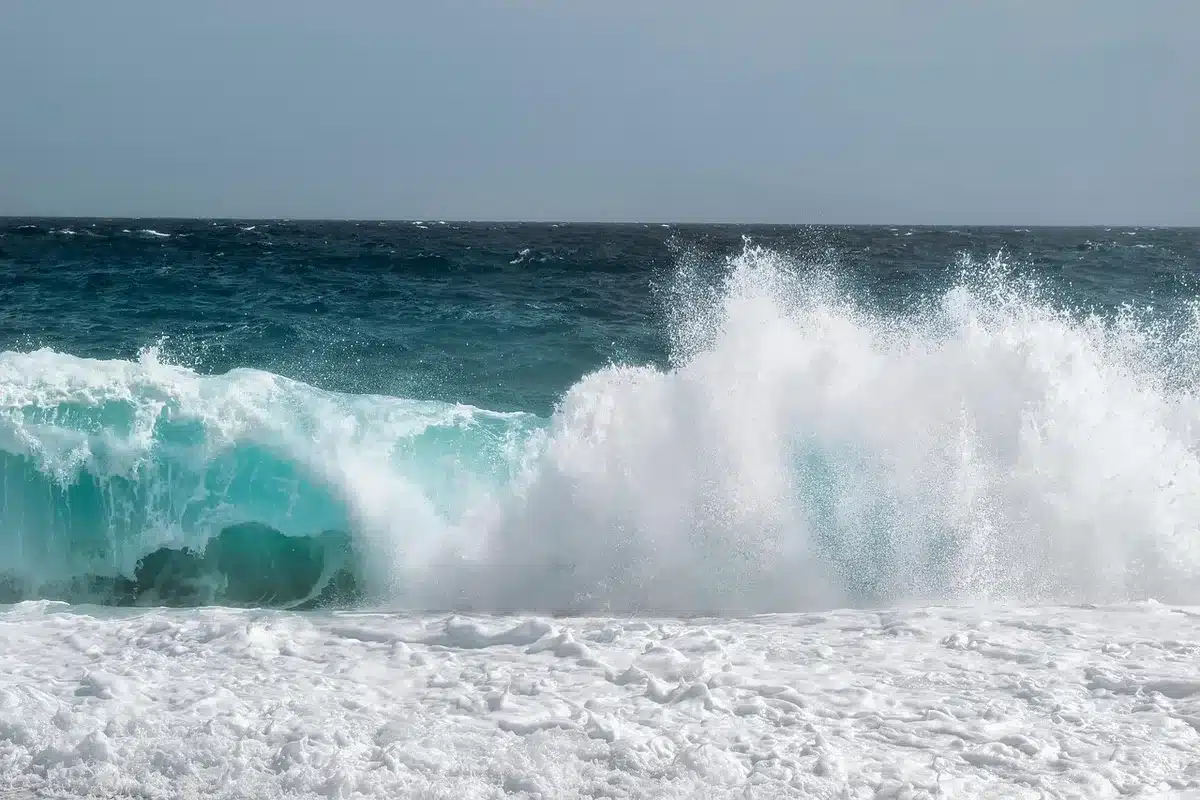 Surfeur silhouette sur une vague près de Mundaka