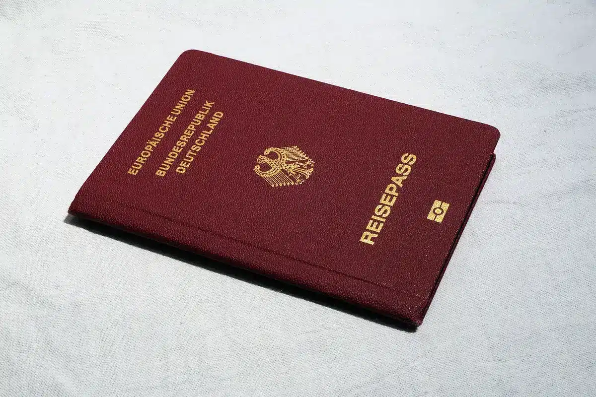 Dossier contenant billets, cartes d'embarquement et reçus organisés pour une réclamation