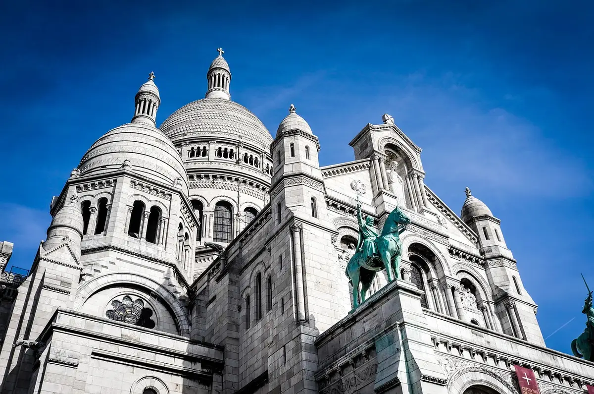 Façade gothique de la Basilique de Saint-Denis au soleil