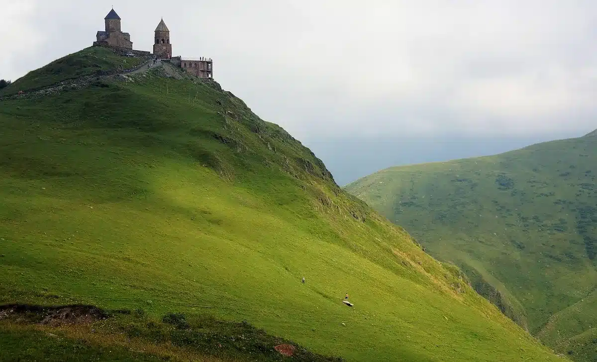 Église de la Trinité de Guerguétie face au mont Kazbek sous ciel clair