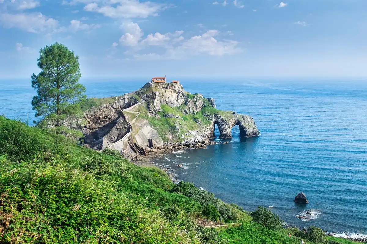 Falaises côtières avec un phare lointain et criques en contrebas