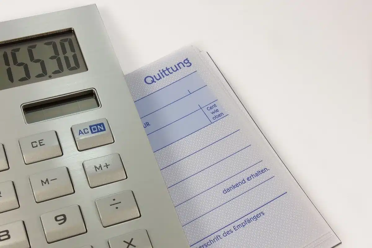 Tableur de recettes et factures sur un ordinateur portable pour suivi fiscal